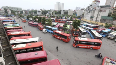 Giá xăng dầu tăng mạnh... doanh nghiệp vận tải chịu áp lực kép 