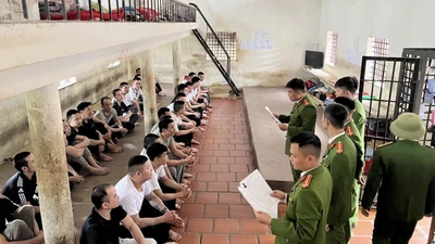 Hòm phiếu bầu cử đặc biệt sau song sắt 