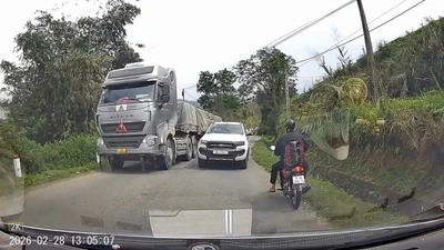 CSGT Phú Thọ xử phạt tài xế bán tải đi sai làn 