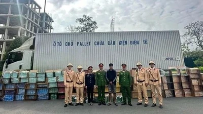 Truy bắt xe tải chở 111.000 bao thuốc lá “lậu” ở Quảng Trị