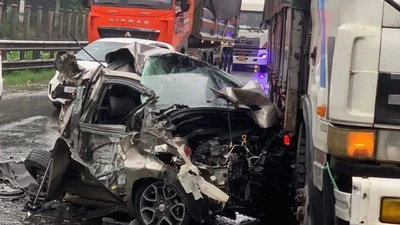 Tai nạn liên hoàn ở Ninh Bình: ô tô biến dạng, tài xế thoát chết kỳ diệu