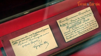 Bồi hồi ngắm kỷ vật quý gắn với sự ra đời của Đảng 