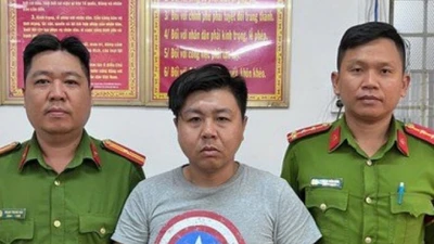 Bắt giữ tài xế xe ôm đập phá vali khách tại sân bay Tân Sơn Nhất