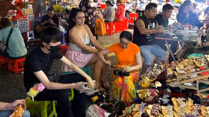 Guốc mộc truyền thống trở lại nhờ mạng xã hội, thu hút du khách quốc tế