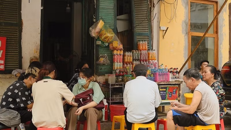 Hà Nội đề xuất thu phí vỉa hè: Tiểu thương lo lắng về chi phí và ổn định