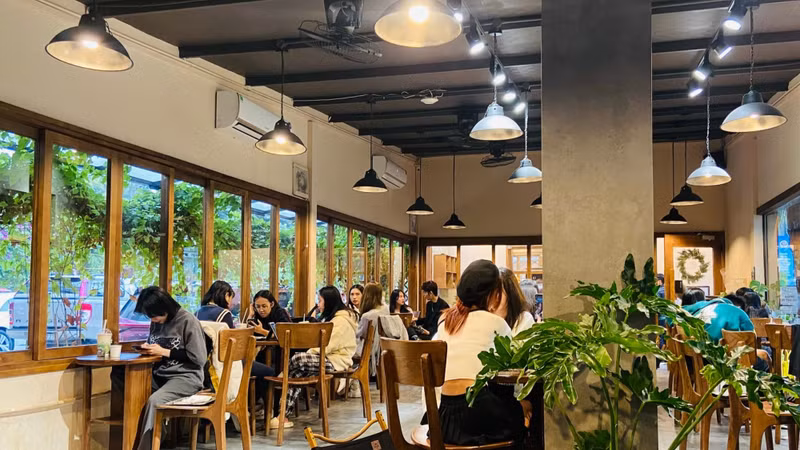 Mùa nắng nóng, chủ quán cà phê "đau đầu" trước cảnh quán đông, doanh thu giảm
