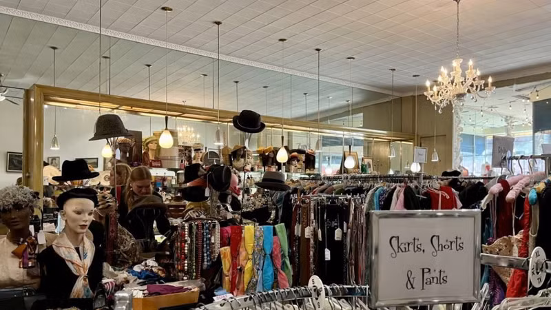 Săn đồ secondhand: Xu hướng gỡ khó cho rác thải dệt may