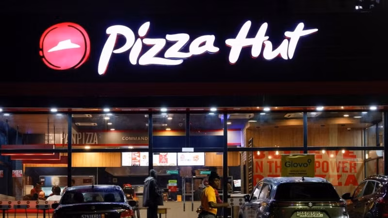 Yum! Brands bán Pizza Hut với giá 2,7 tỷ USD qua hai thương vụ đối nghịch