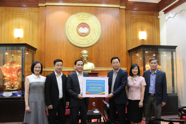 Thay mặt VUSTA, Phó Chủ tịch VUSTA Phạm Ngọc Linh đã trao 162,930,000 đồng cho Ủy ban Trung ương MTTQ Việt Nam để ủng hộ đồng bào các địa phương bị ảnh hưởng bởi thiên tai, lũ lụt 3ece3373-dbc0-4195-8f32-0b141d745c32.jpg