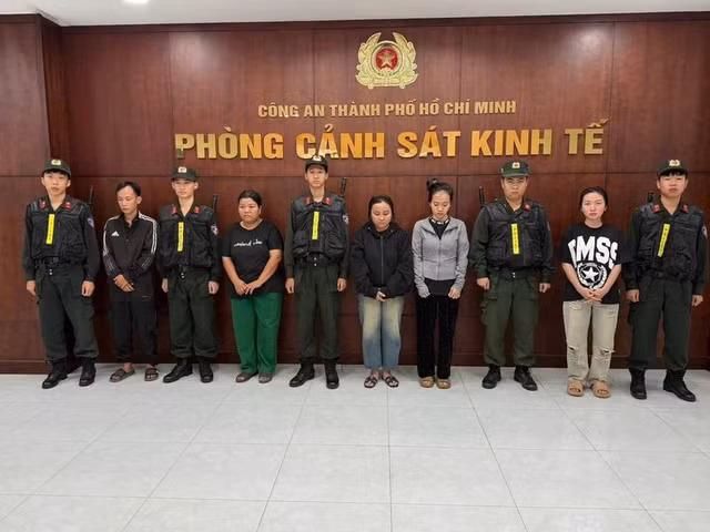 tp-hcm-5-nguoi-mua-hoa-chat-cong-nghiep-ve-pha-tron-thanh-dau-gio-gia-3-2416-5906jpg.jpg