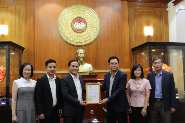 Đồng chí Cao Xuân Thạo - Ủy viên Ban Chấp hành Đảng bộ Cơ quan, Bí thư Chi bộ và Trưởng ban Công tác xã hội thuộc Cơ quan Ủy ban Trung ương MTTQ Việt Nam trao thư cảm ơn cho VUSTA. 2864773a-e406-4821-8e9c-e203ee6fe7f4.jpg