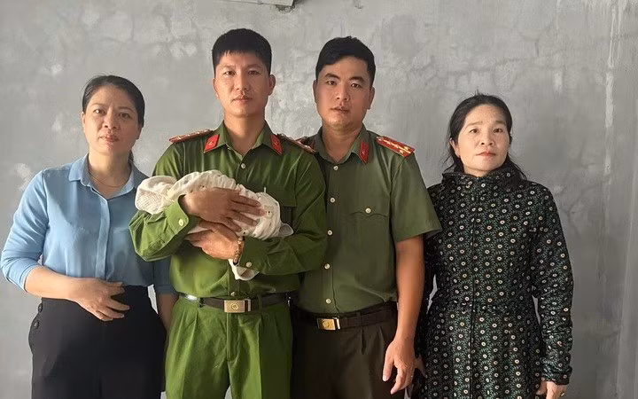 Bé trai sơ sinh 3 ngày tuổi bị bỏ rơi trong chùa ở Quảng Trị