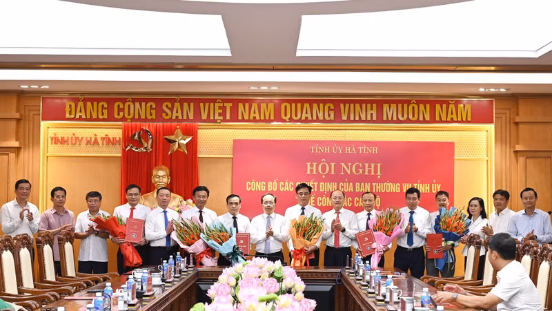 Hà Tĩnh luân chuyển, điều động hàng loạt cán bộ