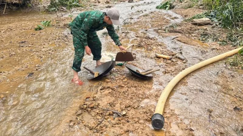 Truy quét 'điểm nóng' đào đãi vàng trái phép ở Huế