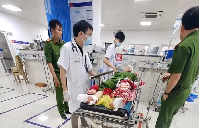 Cảnh sát bị tấn công bằng rựa, bác sĩ thực hiện ca mổ phức tạp cứu sống