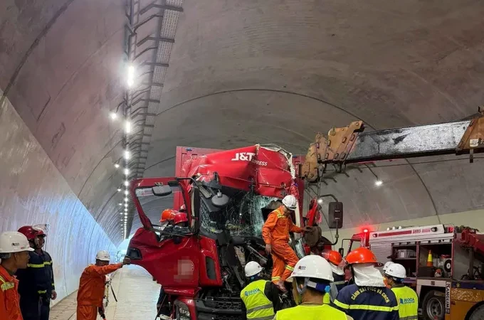 Hầm Đèo Bụt kẹt xe sau vụ tai nạn liên hoàn trên cao tốc Hà Tĩnh