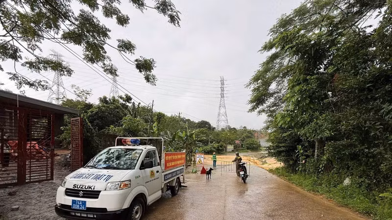 Mưa lớn gây ngập lụt, chia cắt giao thông ở Quảng Trị
