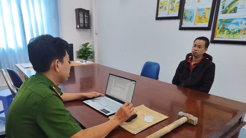 Bắt giữ người đàn ông đập phá hũ tro cốt do ghen tuông