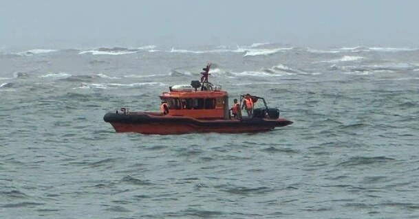 Tàu cá bị chìm ngoài khơi Quảng Trị, một ngư dân được cứu sống