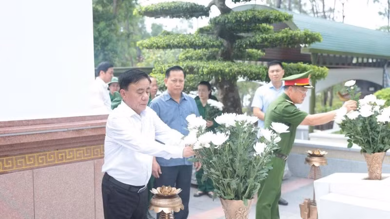 Thường trực Ban Bí thư Trần Cẩm Tú dâng hương tưởng niệm tại Ngã ba Đồng Lộc