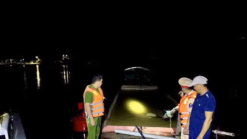 Bắt giữ phương tiện vận chuyển 40m3 cát lậu ở Hà Tĩnh
