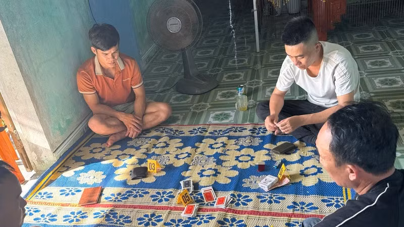 Khởi tố nhóm đánh bạc tại nhà riêng ở Quảng Trị