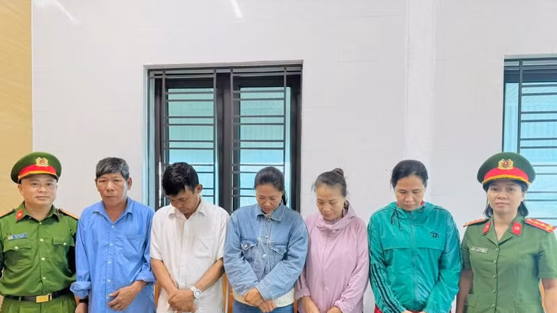 Khởi tố 5 người đánh bạc tại Hà Tĩnh, thu giữ hơn 8 triệu đồng