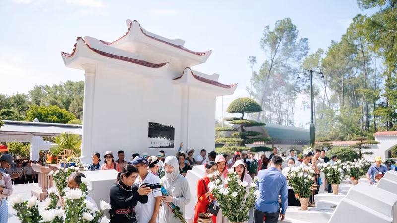 Dòng người rưng rưng về địa chỉ đỏ Ngã ba Đồng Lộc