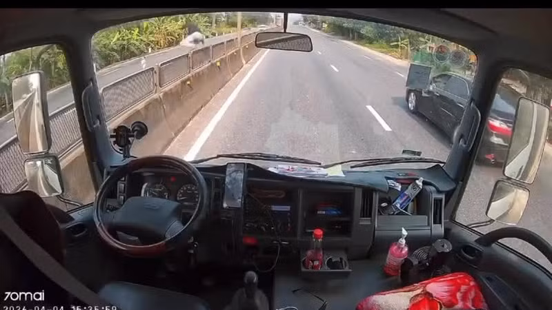 Người tài xế dũng cảm cứu bé gái giữa quốc lộ gây xúc động mạng xã hội