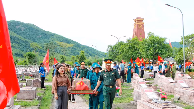 Xúc động lễ truy điệu, an táng 10 hài cốt liệt sĩ ở Hà Tĩnh
