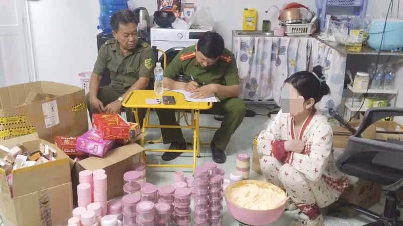 Phát hiện vụ pha trộn mỹ phẩm không rõ nguồn gốc tại Vĩnh Long