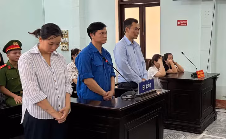 Bảo kê lấn chiếm vỉa hè, 3 cựu cán bộ lĩnh 9 năm tù
