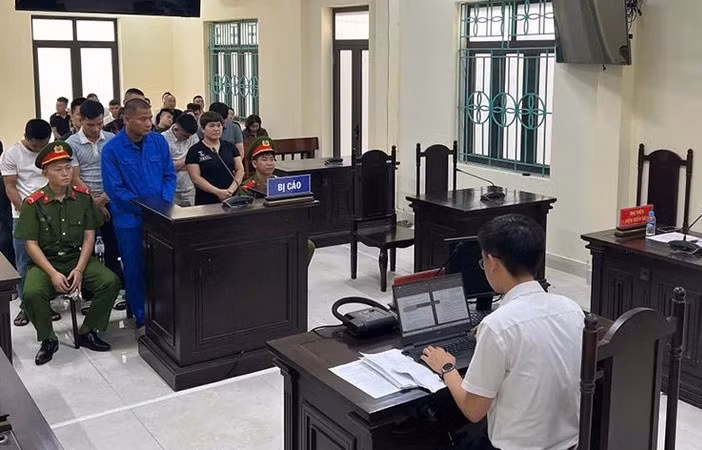 Rủ nhau đánh bạc, nhóm đối tượng lĩnh gần 28 năm tù