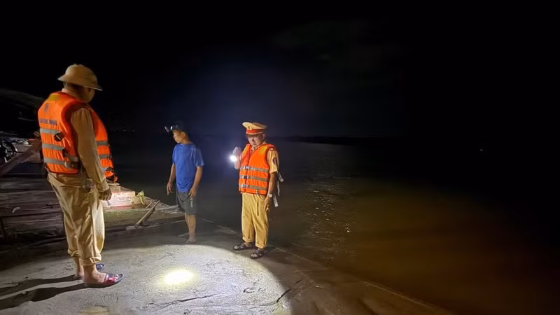 Bắt giữ tàu sắt vận chuyển 60m3 cát lậu ở Hà Tĩnh