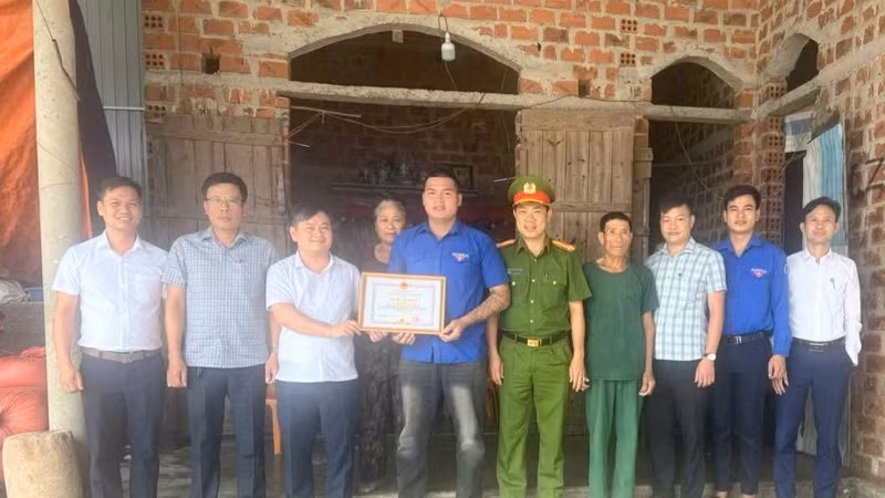 Khen thưởng thanh niên dũng cảm cứu người đuối nước ở Hà Tĩnh