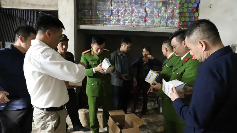 Bóc gỡ đường dây sản xuất thuốc tăng cân giả ở Hà Tĩnh