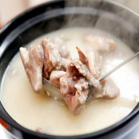 Cháo chim cút: Chim cút 1 con (250 - 300g), gạo nếp 30g, gạo tẻ 50g, vỏ quýt khô 30g, mắm muối vừa đủ. Chim cút làm sạch (bỏ ruột, phổi, phần đầu từ mắt trở lên, chân), ướp mắm muối trong 20 phút. Vỏ quýt tán thành bột cho vào bụng chim cút, cùng gạo tẻ, gạo nếp nước vừa đủ ninh thành cháo. Cho trẻ ăn ngày 1 lần, cần ăn liền 5 - 10 ngày.