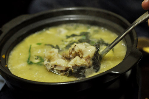 Cháo thịt cóc: Thịt cóc 5g, củ mài 20g, gạo tẻ 50g, gạo nếp 20g, muối vừa đủ. Chọn cóc vàng, làm thịt chỉ lấy mình và đùi, rửa nhiều lần nước cho sạch, nướng vàng, tán thành bột. Củ mài sấy khô, tán thành bột. Gạo tẻ và gạo nếp xay thành bột. Cho bột củ mài, bột gạo tẻ vào nồi thêm nước vừa đủ, đun trên lửa nhỏ, cháo chín cho bột thịt cóc vào quấy đều, khi cháo sôi lại là được. Ngày ăn 3 lần, cần ăn trong nhiều ngày, có thể không cần ăn liên tục mà cứ 5 ngày ăn lại nghỉ 5 ngày, sau đó tiếp tục ăn.