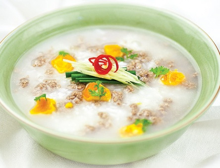 Cháo tim lợn. 100G tim lợn, 50g gạo nếp cùng các gia vị. Tim heo rửa sạch, băm nhỏ, ướp mắm muối gia vị, rồi xào chín. Hạt cau giã nhỏ, lọc lấy 300ml nước. Cho gạo nếp vào nước hạt cau ninh nhừ. Khi cháo gần chín thì cho tim lợn vào, đảo đều, khi cháo sôi lại là được. Cho trẻ ăn khi cháo còn nóng ấm, ăn ngày 2 lần vào lúc đói.