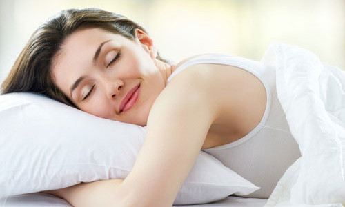 Xuất hiện những cục máu đông trong chu kỳ kinh nguyệt. Máu đông ở lượng ít và nhỏ hoàn toàn bình thường nếu không muốn nói còn là một tín hiệu tốt cho sức khỏe của bạn. Nó thường được tạo thành vào buổi đêm do tư thế nằm khó ra máu. Hoặc đó là những khối nội mạc tử cung chứ không hẳn là máu. Đôi khi chúng kết hợp với nhau khiến chị em lo lắng nhưng trên thực tế thì hoàn toàn vô hại.