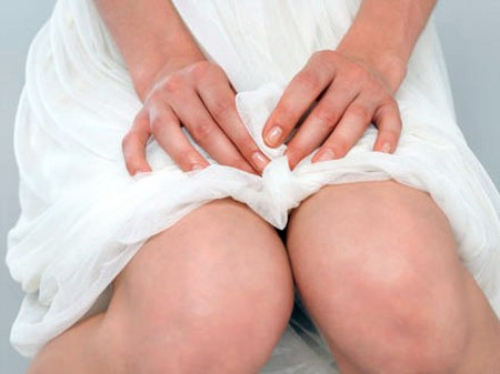 Đau buốt khi đi tiểu. Khi đi tiểu bị đau buốt quá hoặc đi tiểu kèm theo máu có thể là dấu hiệu của bệnh viêm bàng quang hoặc nhiễm trùng đường tiểu. Nếu không được điều trị kịp thời, bệnh sẽ trở lên nghiêm trọng và gây sinh non. Nếu đó là bệnh nhiễm trùng đường tiết niệu, bạn nên gặp bác sĩ để được điều trị kịp thời để tránh rủi ro cho thai kỳ.