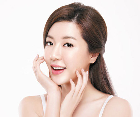 Giảm nếp nhăn. Lấy quả mướp, hoặc lá hoặc dây mướp thật non, giã nát rồi vắt lấy nước. Nước mướp này bôi mặt ngày vài lần, không những có thể giữ cho da đẹp mà còn giúp trị các bệnh như da tàn nhang, viêm lỗ chân lông, da đỏ và sần. Cách lấy nhựa mướp: dùng kéo cắt ngang dây mướp có quả cách mặt đất chừng 50cm để phần dây mướp cắm vào một bình thủy tinh sạch hứng nhựa mướp, dùng vải sợi nhỏ lọc lại cho sạch, đậy thật kín, để ngoài trời 1 đêm sau đó cho vào tủ lạnh dùng dần.