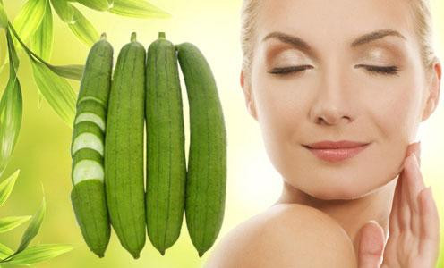 Mặt nạ dưỡng da: Ép 1 trái mướp sau đó cho thêm sữa tươi lạnh và mật ong, trộn đều thành dạng lỏng sệt, thoa lên mặt và cổ từ 15 - 20 phút rồi rửa sạch. Cách 2: Lấy nước ép trái mướp (nửa quả) trộn cùng với nước cốt chanh (nửa quả), thêm vào sữa tươi, đắp lên mặt 10 - 15 phút và rửa sạch bằng nước. Loại mặt nạ này giúp tăng độ đàn hồi cho da, làm da căng bóng, hồng hào.