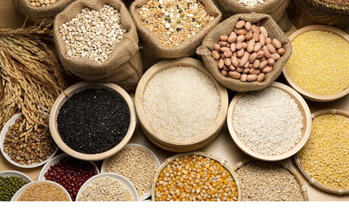 2. Cho bé ăn nhiều ngũ cốc hơn. Ăn nhiều ngũ cốc hơn sẽ là cách tốt để bố mẹ nâng cao khả năng miễn dịch cho con mình. Theo các chuyên gia dinh dưỡng, sự phát triển của bé được chia ra thành nhiều giai đoạn, và vì thế, thực đơn ăn uống của trẻ cũng phải luôn được thay đổi để đáp ứng với nhu cầu mà cơ thể trẻ cần. Trong ngũ cốc có chứa rất nhiều thành phần dinh dưỡng khác nhau. Nếu bạn chỉ cho bé ăn các loại thực phẩm có chứa nhiều protein, giàu năng lượng thì trẻ sẽ rất dễ bị thừa cân.