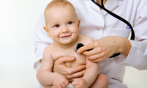 3. Không nên hơi chút là đưa trẻ tới bệnh viện. Thường xuyên đưa trẻ đi khám sức khỏe định kỳ là cách tốt để bảo vệ sức khỏe cho con. Tuy nhiên, người lớn không nên hơi thấy bé khó chịu một chút là lập tức đưa tới bệnh viện, cũng không nên cho bé uống thuốc bừa bãi và nghe lời truyền miệng. Những việc làm này sẽ khiến hệ miễn dịch của bé bị suy giảm và trẻ sẽ phụ thuộc vào thuốc.