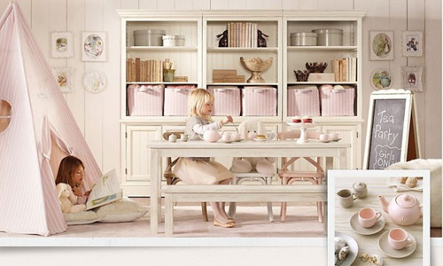 4. Hạn chế giữ bé trong môi trường nhiệt ổn định. Việc vội vàng cho bé mặc thêm quần áo khi nhiệt độ hơi giảm một chút của các ông bố bà mẹ là nguyên nhân khiến hệ miễn dịch của bé bị giảm đi. Nếu thường xuyên để bé tiếp xúc với môi trường nhiệt ổn định sẽ khiến bé có phản ứng đột ngột với sự thay đổi thời tiết. Ví dụ như mùa hè, bé dễ bị đổ mồ hôi và nếu ra gió thì rất dễ bị cảm lạnh. Chính vì vậy, các ông bố bà mẹ có thể tập cho con khả năng thích nghi với những môi trường nhiệt khác nhau. Như vậy sẽ hạn chế được khả năng bé bị sốc nhiệt.