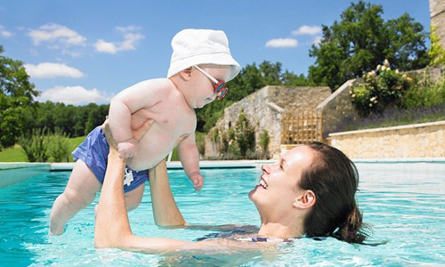 Các bác sĩ khuyên rằng, mỗi sáng, bạn hãy cho bé ra ngoài khoảng 30 phút vào lúc sáng sớm kết hợp với việc cho bé tập môt vài động tác đơn giản. Như vậy, bé vừa có thể hít thở không khí trong lành lại có thể nâng cao hệ miễn dịch của mình. Vào mùa lạnh, nhiệt độ buổi sáng khá thấp nên nếu đưa trẻ ra ngoài, bé sẽ dễ bị ốm. Bởi vậy, mẹ có thể chờ tớ tầm 10h, khi nắng mặt trời lên cao và thời tiết ấm áp mới đưa con ra ngoài.