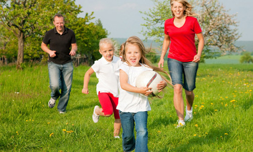 1. Không nên nuôi con theo kiểu lồng kính. Lo sợ con bị nhiễm khuẩn gây ra những ảnh hưởng không tốt cho sức khỏe, nhiều bậc cha mẹ đã không cho con ra ngoài tiếp xúc với môi trường. Vô hình chung, những hành động đó đã tạo cho bé thói quen “lười vận động”, sức đề kháng của bé cũng vì thế mà giảm. Hãy đưa bé ra ngoài tắm nắng để hấp thụ vitamin D vào mỗi sáng.