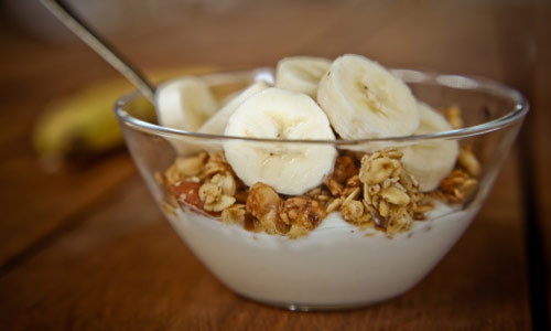 Bên cạnh việc cho bé ăn nhiều ngũ cốc, bạn cũng nên cho bé ăn sữa chua hoặc váng sữa vì nó có thể giúp làm tăng lượng axit lactic và vi khuẩn probiotics, những loại chất này có tác dụng trong việc phòng chống tiêu chảy. Tuy nhiên, bạn không nên cho bé ăn nhiều và không thể dùng sữa chua thay thế sữa bình thường.