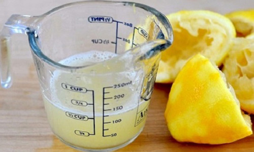 Cách làm này sẽ giúp bạn có được nhiều nước từ quả chanh hơn so với cách vắt thông thường.
